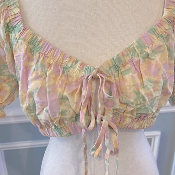 LIKE NEW PASTEL FLORAL TIE RUFFLE SLEEVE CROP TOP - SIZE S - Picture 4 of 8
